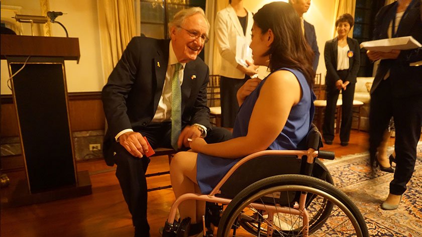 Mizuki Hsu with Senator Tomas Harkin