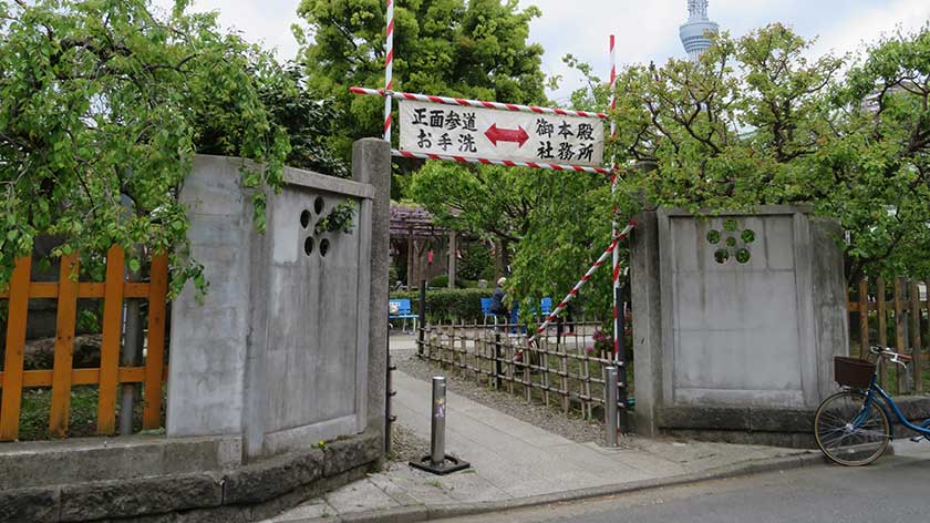 Kameido Tenjin Shrine side gate