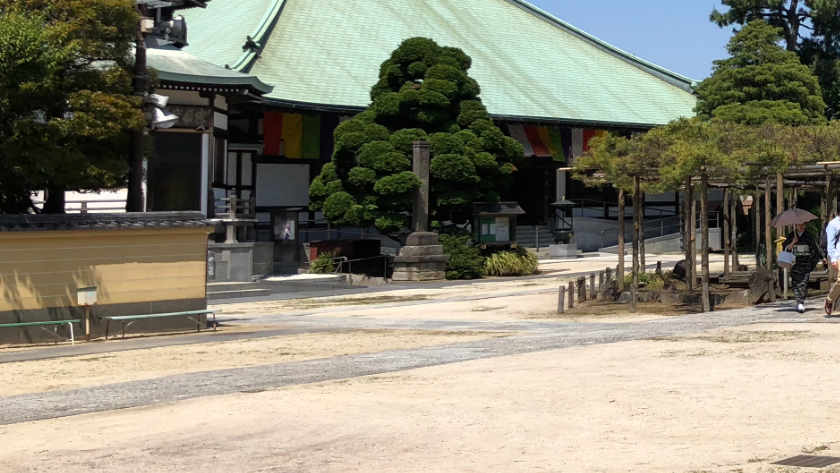 Zenyoji Temple paths