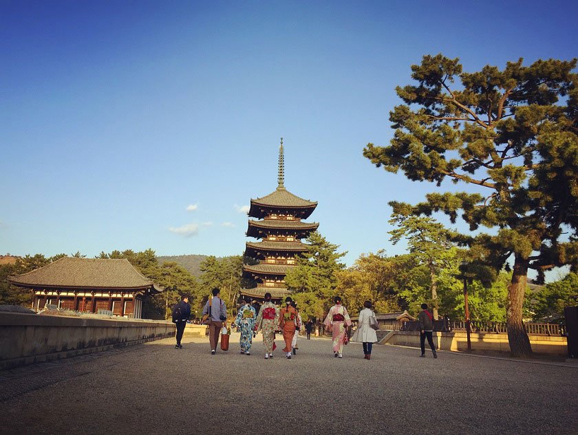 Pagoda and people in kimono