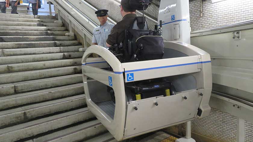 Stair lift at Sengakuji Station