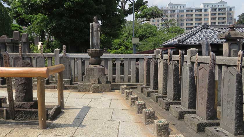 Graves of the 47 ronin at Sengakuji Temple
