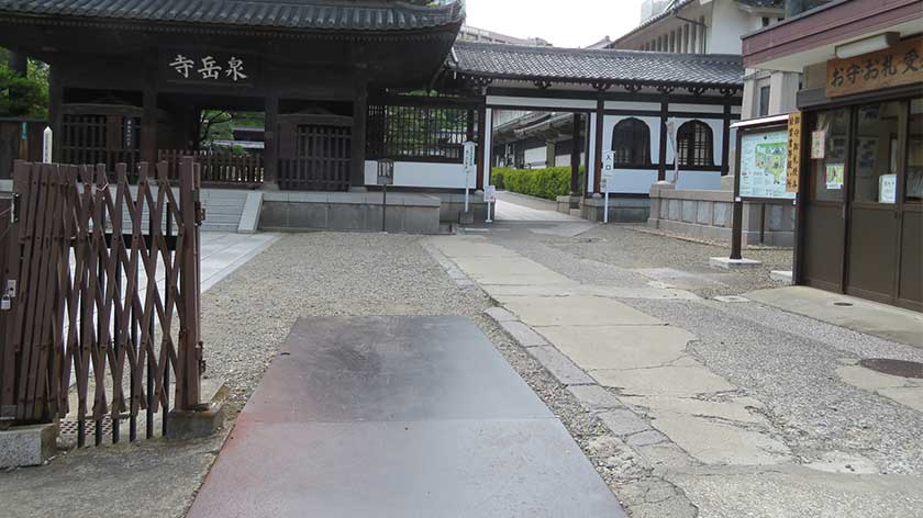 Bumpy path at entrance to Sengakuji Temple