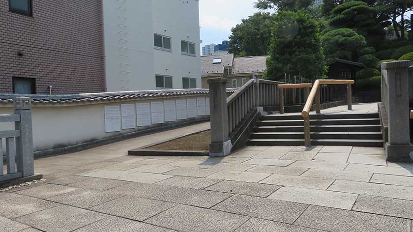 Ramp and steps at Sengakuji Temple
