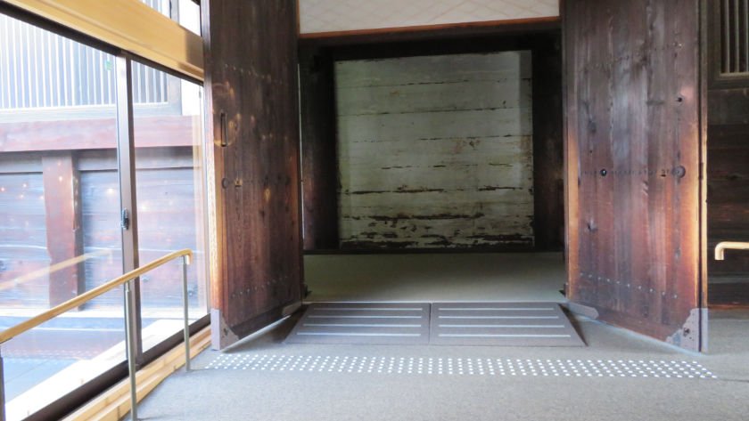 Ramp at doorway to the inner hall at Sanjusangendo