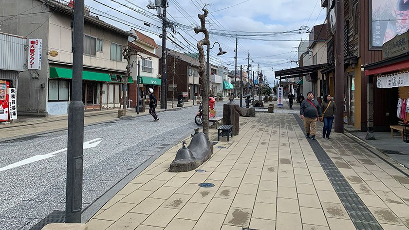 Wide sidewalk at Mizuki Shigeru Road