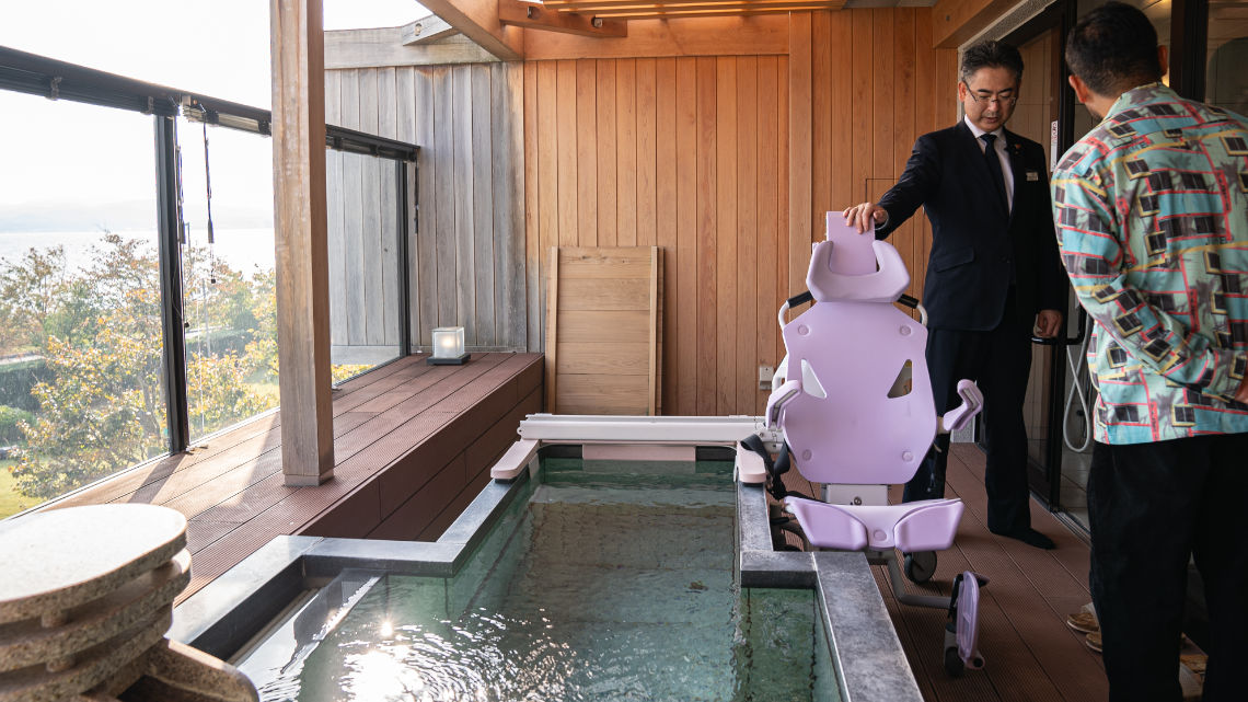 A transfer chair for the hot spring bath at Naniwa Issui